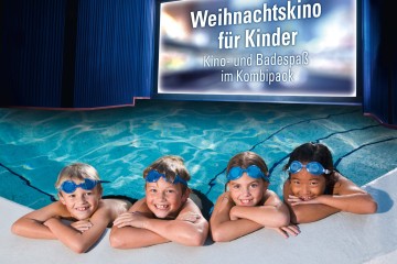 4 Kinder (zwei Jungen und zwei Mädchen) befinden sich im Schwimmbecken. Hinter ihnen ist ein Kino aufgebaut.