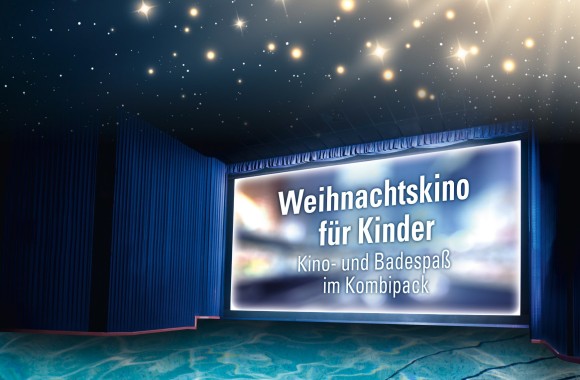 4 Kinder (zwei Jungen und zwei Mädchen) befinden sich im Schwimmbecken. Hinter ihnen ist ein Kino aufgebaut.