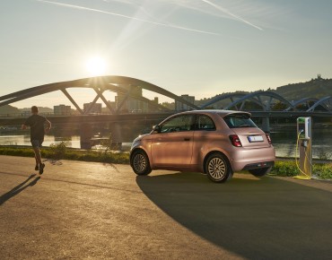 Auto vor neuer Donaubrücke im abendlichen Gegenlicht.