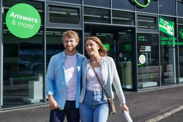 Ein Pärchen vor dem eMobility Store.