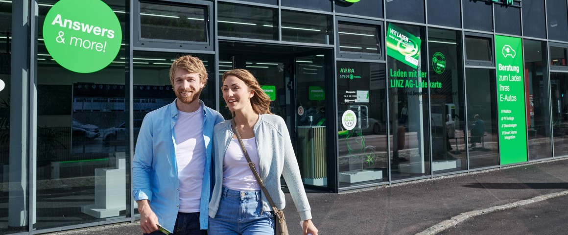 Ein Pärchen vor dem eMobility Store.