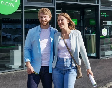 Ein Pärchen vor dem eMobility Store.