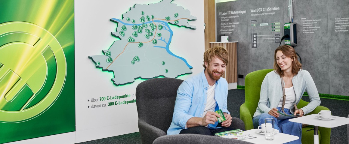 Ein Pärchen sitzend im eMobility Store.