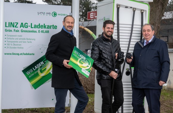 zwei Männer und GD Haider stehen vor dem neuem Schnelllader der LINZ AG in Puchenau