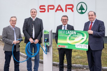 Gerald Mayrhofer, PMSc, E-Mobilitätsexperte LINZ AG, Roland Gramberger, Leiter Abteilung Bau/Energie/Technik und Jakob Leitner, Geschäftsführer (beide von der SPAR-Zentrale Marchtrenk) sowie LINZ AG-Generaldirektor DI Erich Haider, MBA. Die Herren stehen gemeinsam neben einer E-Ladesäule.