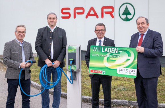 Gerald Mayrhofer, PMSc, E-Mobilitätsexperte LINZ AG, Roland Gramberger, Leiter Abteilung Bau/Energie/Technik und Jakob Leitner, Geschäftsführer (beide von der SPAR-Zentrale Marchtrenk) sowie LINZ AG-Generaldirektor DI Erich Haider, MBA. Die Herren stehen gemeinsam neben einer E-Ladesäule.