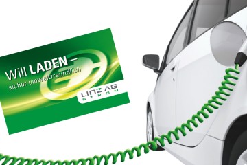 E-Auto beim Ladevorgang mit Kabel und LINZ AG-Tankkarte