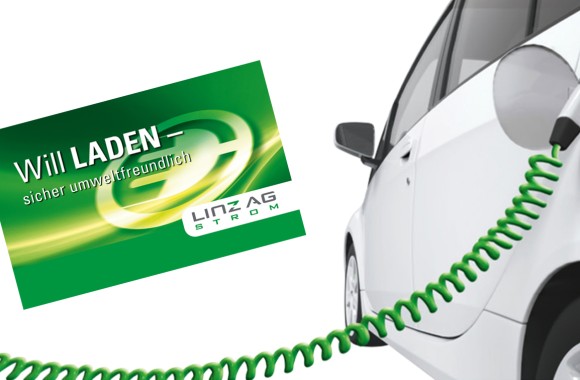 E-Auto beim Ladevorgang mit Kabel und LINZ AG-Tankkarte
