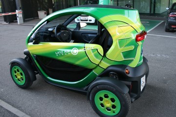 MIt E-Mobilität gebrandeter, grüner Renault Twizzy
