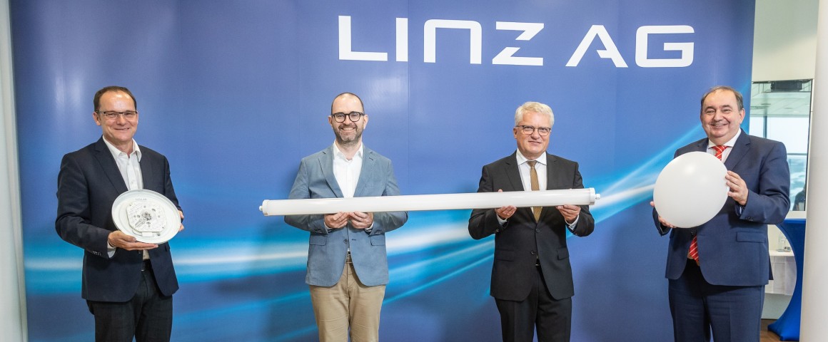 Bild vom Vorstand der Linz AG Herr Haider mit Bürgermeister und zwei weiteren Männern, welche LED-Beleuchtungs-Körper in den Händen halten.