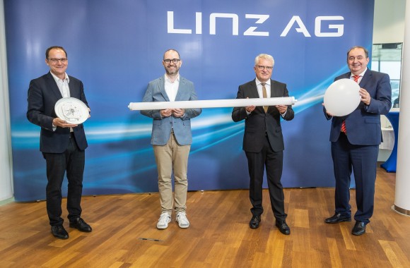 Bild vom Vorstand der Linz AG Herr Haider mit Bürgermeister und zwei weiteren Männern, welche LED-Beleuchtungs-Körper in den Händen halten.