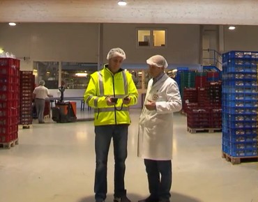 Energieberater der LINZ AG im Gespräch mit einem Mitarbeiter von Fischer Brot in deren Produktionshalle