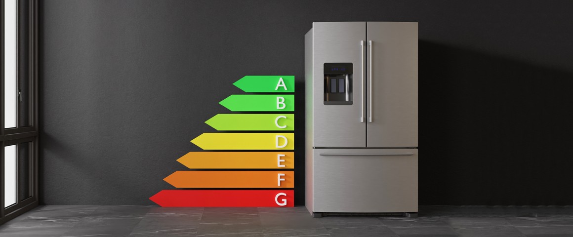 Kühl-Gefrier-Kombination an einer Wand stehend, daneben sind die Energieeffizienzklassen A bis G abgebildet.