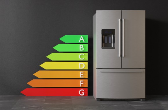 Kühl-Gefrier-Kombination an einer Wand stehend, daneben sind die Energieeffizienzklassen A bis G abgebildet.
