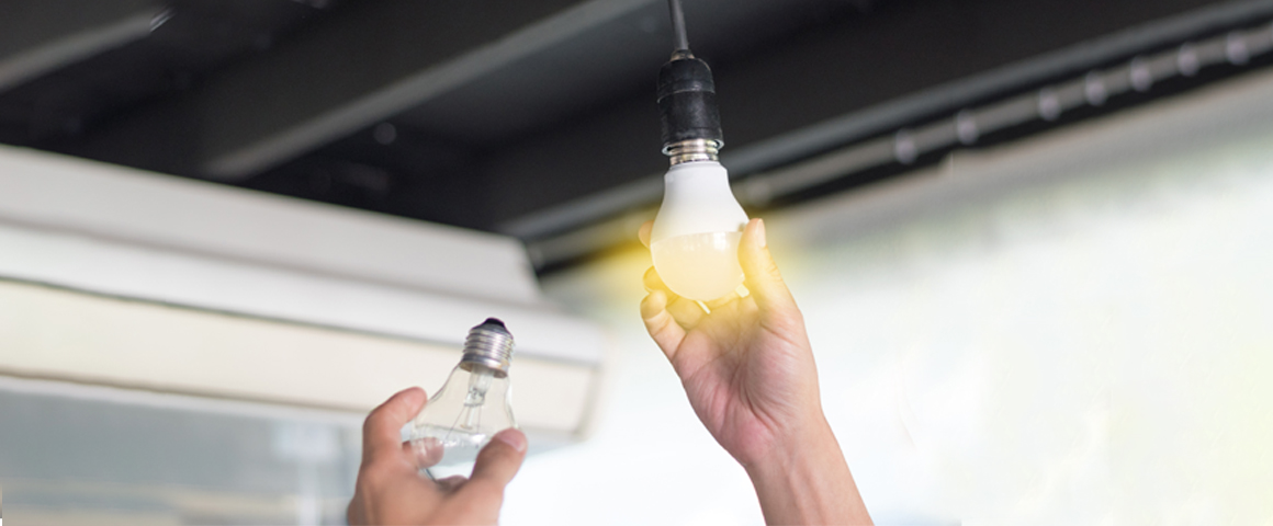 Eine normale Leuchtstofflampe wird durch eine LED-Lampe ersetzt
