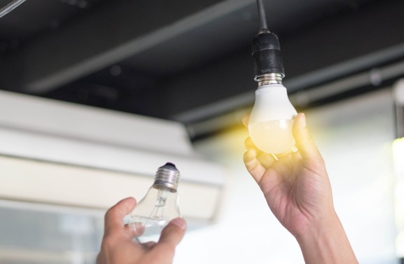 Eine normale Leuchtstofflampe wird durch eine LED-Lampe ersetzt
