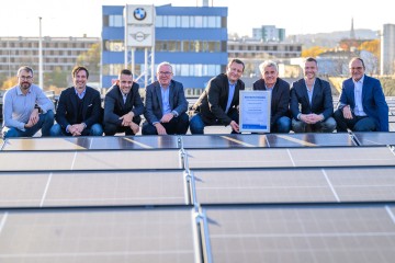 Gruppenfoto auf dem Dach der Photovoltaikanlage von BMW Höglinger Denzel Linz