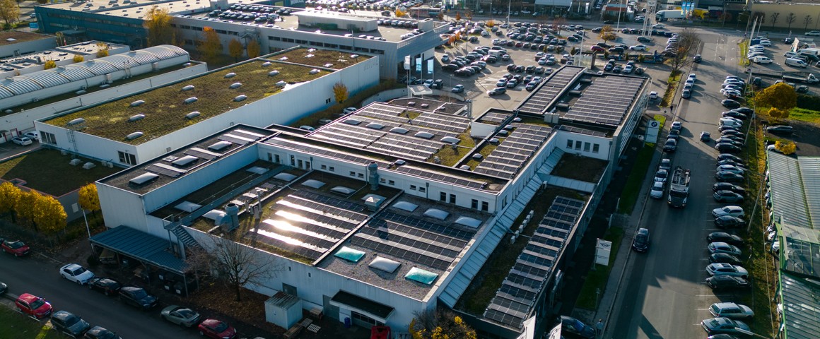 Luftaufnahme der Photovoltaikanlag von BMW Höglinger-Denzel