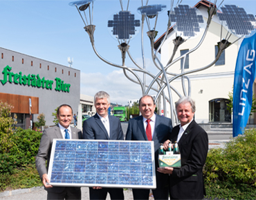 Geschäftsführer der Braucommune und der LINZ-ENERGIESERVICE GmbH sowie Generaldirektor Haider stehen vor der Braucommune Freistadt zum offiziellen Abschluss des gemeinsam umgesetzten Projekts zur Energieoptimierung.