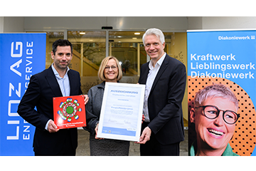Gruppenfoto mit Vertretern des Diakoniewerks, der Sparkasse Oberösterreich und Linz AG-Vorstandsdirektor Josef Siligan, die Personen halten zwei Zertifikate in die Kamera