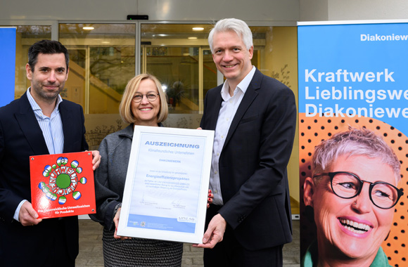 Gruppenfoto mit Vertretern des Diakoniewerks, der Sparkasse Oberösterreich und Linz AG-Vorstandsdirektor Josef Siligan, die Personen halten zwei Zertifikate in die Kamera