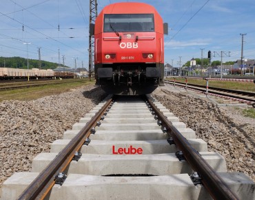 roter ÖBB Zug steht auf Gleise