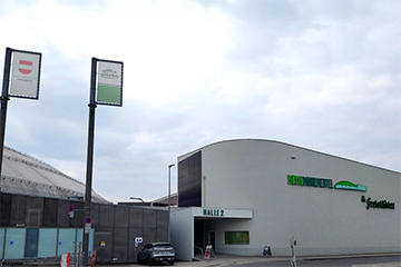 Eingangsbereich der Messehalle Freistadt mit Photovoltaikfassade