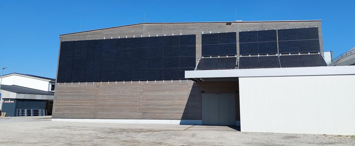 Photovoltaikfassade am Gebäude der Messehalle Freistadt