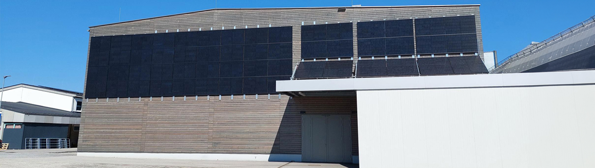 Photovoltaikfassade am Gebäude der Messehalle Freistadt