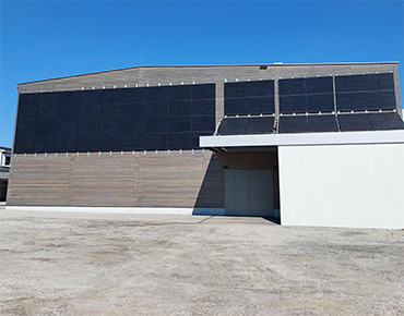 Photovoltaikfassade am Gebäude der Messehalle Freistadt