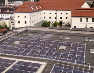 Luftaufnahme der PV-Anlage am Dach des Logistikzentrums der Braucommune Freistadt