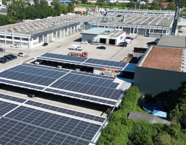 Luftaufnahme der PV-Anlage am Dach der Pappas Automobilvertriebs GmbH