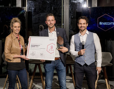 Thomas Priglinger gemeinsam mit zwei Personen der neoom AG bei der Preisverleihung für den Sustainability Award