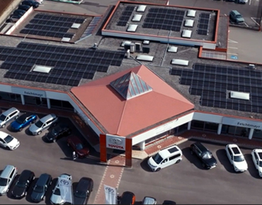 Das Autohaus Feichtmayr aus der Vogelperspektive, auf dem Dach ist eine PV-Anlage zu sehen.