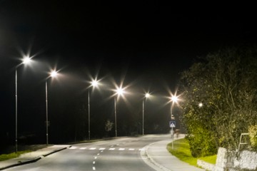 Landstraße bei Nacht mit LED-Beleuchtung