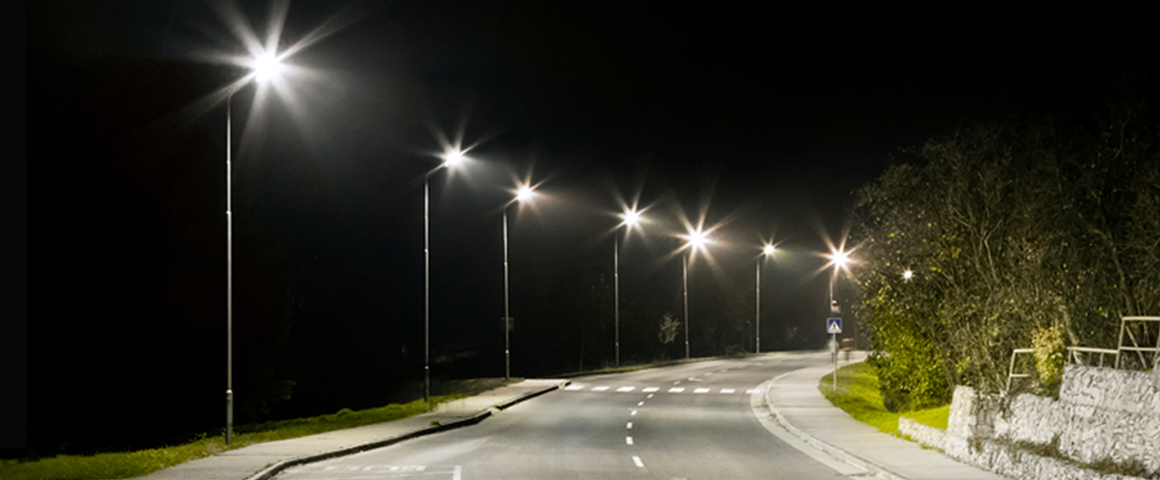 Landstraße bei Nacht mit LED-Beleuchtung