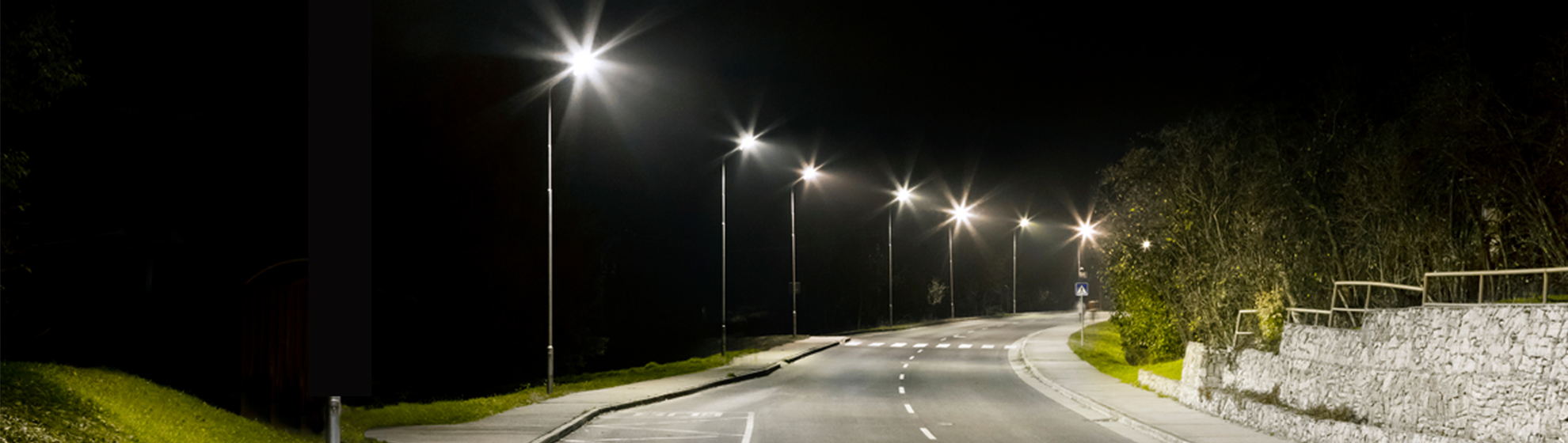 Landstraße bei Nacht mit LED-Beleuchtung