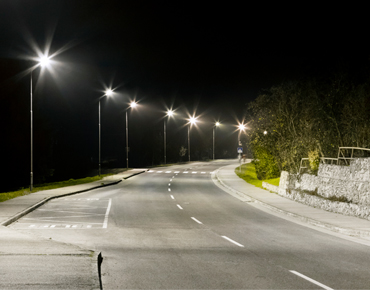 Landstraße bei Nacht mit LED-Beleuchtung