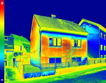 Aufnahmen einer Wärmebildkamera von einem Haus