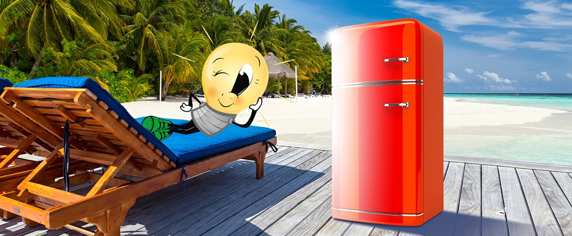 Kühlschrank auf einem Steg, dahinter das Meer, neben dem Kühlschrank liegt das Wättchen auf einer Sonnenliege