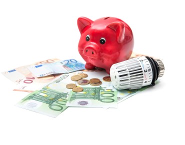 Banner zur Gerätetauschaktion mit Sparschwein, Geld und Heizungsthermostat