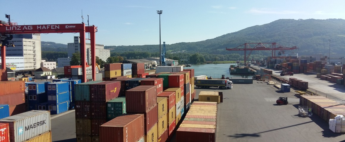 Blick von oben auf den Containerterminal