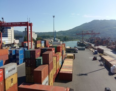 Blick von oben auf den Containerterminal
