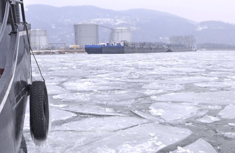 MS Eduard beim Eisbrechen