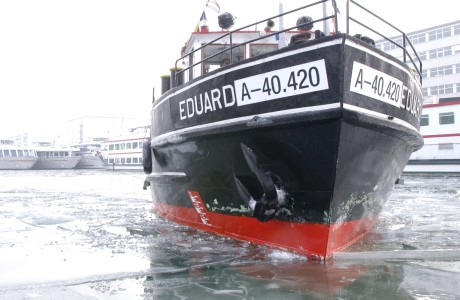 MS Eduard beim Eisbrechen