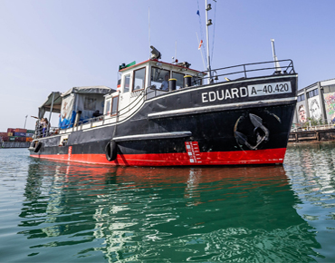 MS Eduard (Frachtschiff) steht im Hafen