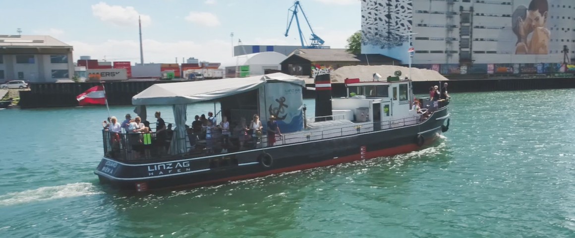 Hafenrundfahrt: Motorschiff Eduard durchfährt das Hafenbecken bei Sonnenschein.