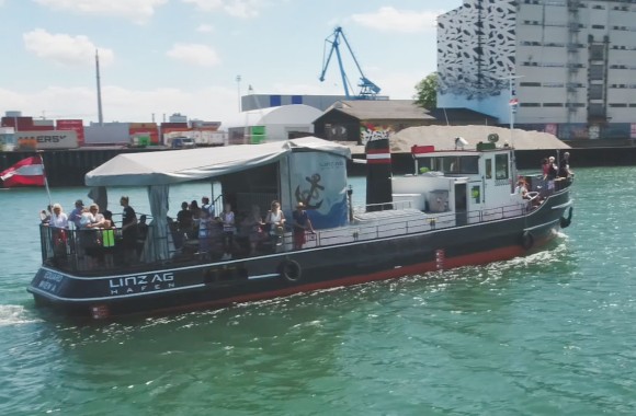 Hafenrundfahrt: Motorschiff Eduard durchfährt das Hafenbecken bei Sonnenschein.