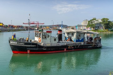 MS Eduard steht im Hafen