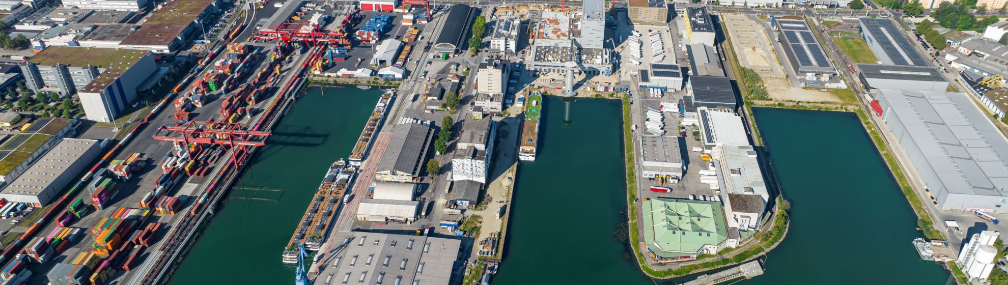 Luftbild mit Blick über den Linzer Hafen Bildnachweis: PTU, Pertlwieser